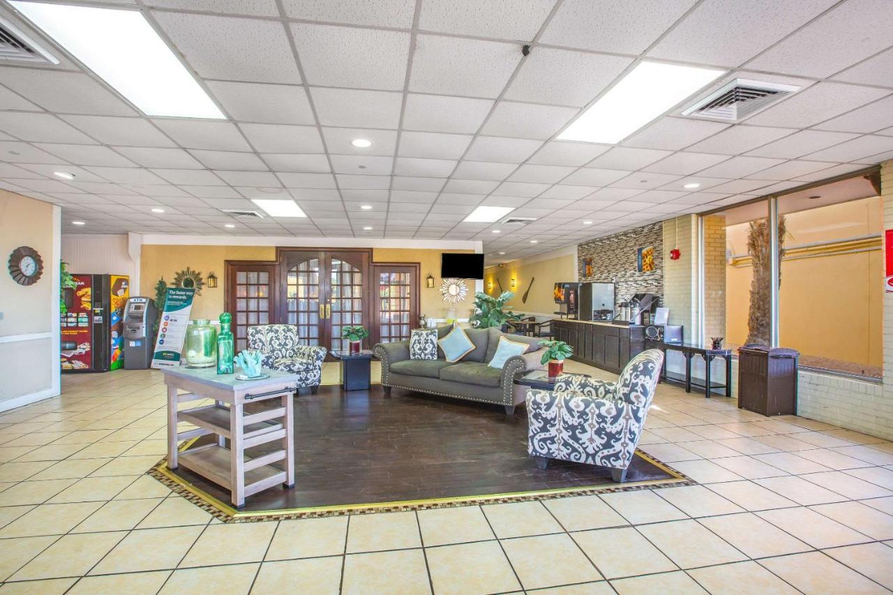 Hotel Econo Choice I 95 Savannah Gateway 24 Hour Fitness Center On Site Guest Laundry On Site Perkins Restaurant