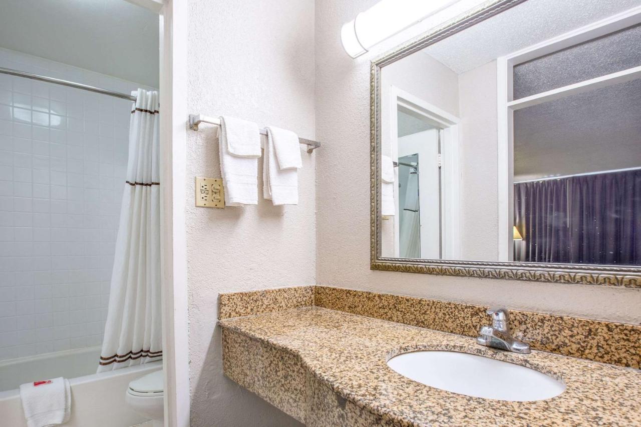 Econo Choice I 95 Savannah Gateway 24 Hour Fitness Center On Site Guest Laundry On Site Perkins Restaurant Hotel